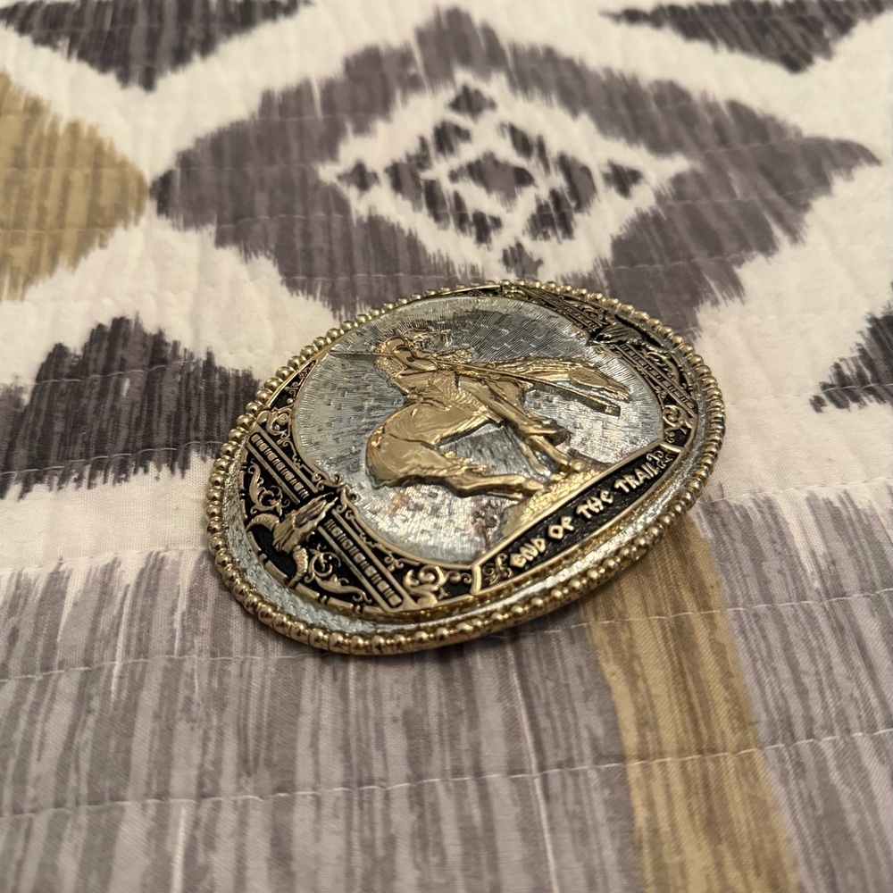 Montana Silversmiths Silver and Gold Western Belt Buckle - Picture 2 of 5